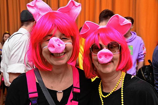 Bild 5: Tanzende Glücks-Schweine und ein echter Bulldog in der Halle: So lustig war der Erzknappenball