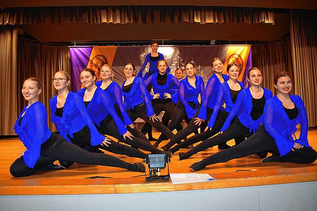 Die Tänzerinnen in Bestform begeisterten beim Elferratsball mit Tanzfreude, Können und Ästhetik. Nora Bulla übte mit ihnen seit November ...