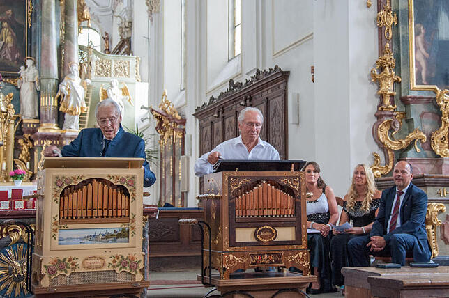 Hiner an den Drehorgeln (von links) der Jubilar Josef Raffin und sein Bruder Berthold Raffin. Bild: Bernhard Conrads