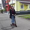 Noch etwas holprig, aber ohne Hinfallen: Autorin Maria Schlageter hat sich auf den E-Scooter gewagt.