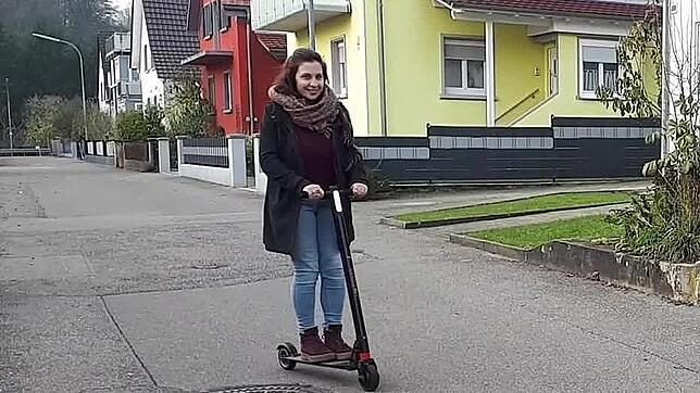 Noch etwas holprig, aber ohne Hinfallen: Autorin Maria Schlageter hat sich auf den E-Scooter gewagt.