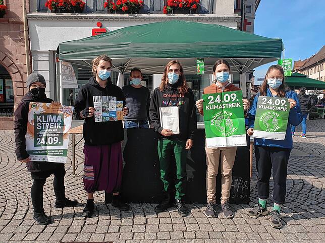 Mit Infomaterial in Form von Flyern und wissenschaftlichen Studien wollen die Klima-Aktivisten kurz vor der Wahl auf den Klimanotstand ...