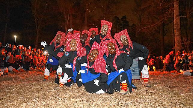 Bild 2: Konstanzer Fasnacht: Im Uniwald tanzen Narren und Mäschgerle am Feuer
