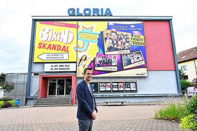 Jochen Frank Schmidt vor seinem Gloria-Theater in Bad Säckingen.