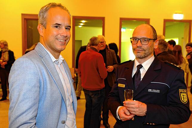 SK ONE-Regionalmanager Heiko Spitznagel (links) im Gespräch mit Polizeisprecher Mathias Albicker.