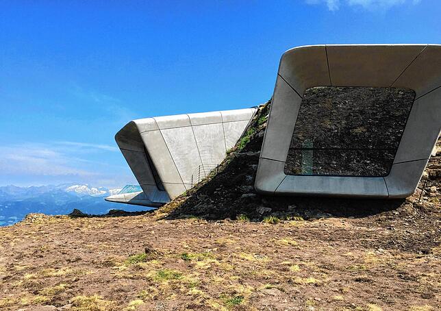 Blick auf eines von bisher sechs Messner-Mountain-Museen. Es wurde von der Stararchitektin Zaha Hadid entworfen und liegt am 2275 Meter ...