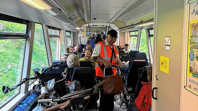 Für Radtouren in Kombination mit der Biberbahn wirbt der Förderverein Ablachtalbahn. In den ersten Wochen wurde die Bahn schon gut ...