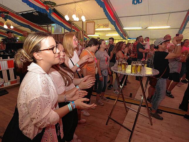 Bild 17: Dorfrocker rocken Festzelt in Leipferdingen