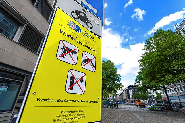Es vergeht kaum ein Tag, an dem nicht wegen eines Messers die Polizei gerufen wird. Einige Städte haben daher Waffenverbotszonen ...