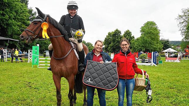 Siegerbild: Pferd Cornelius 54 und Andres Friedrich von VPS und Medizin Partners Wehr haben das Springen über Geländehindernisse ...