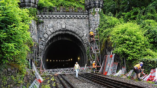 Arbeiter stellen 2016 am Westportal des Rappensteintunnels ein Gerüst. Im Zuge der Elektrifizierung wird die Tunnelröhre erweitert und ...