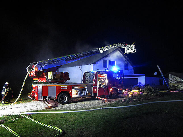 Am Montagabend wurde die Feuerwehr Markdorf wegen eines Brandes in einem Wohnhaus in der Straße zum Burgstall alarmiert.