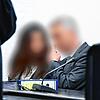 Der Angeklagte in einem Prozess um sexuelle Nötigung sitzt mit seiner Frau im Gerichtssaal.
