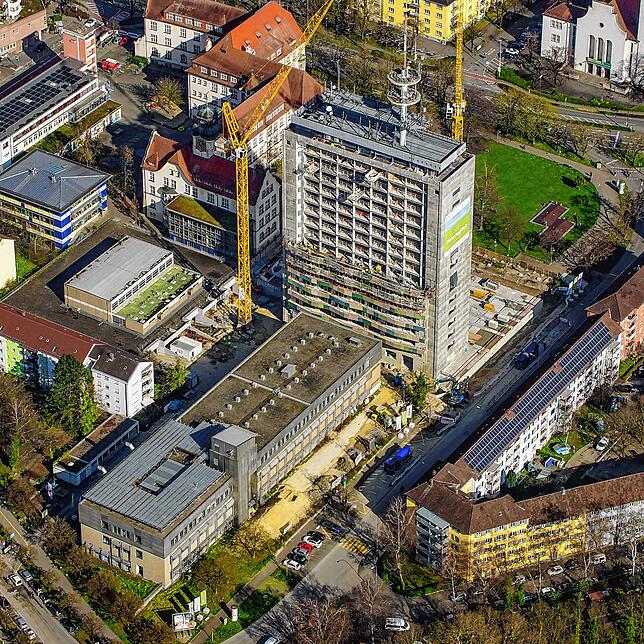 Seit dem Frühjahr 2023 werden am ehemaligen Telekom-Hochhaus die Balkone installiert. Hier sind sie bereits auf den unteren Stockwerken ...