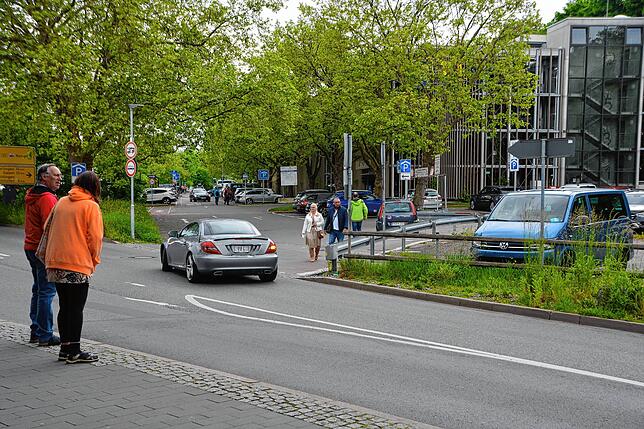 Die Frequenz des Verkehrs hielt sich im Mai noch in Grenzen. Viel los ist rund Parkplatz, Parkhaus und Fähre insbesondere in den ...