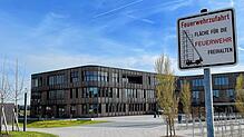 Das Schild vor der Eichendorff-Realschule ist eindeutig: Die Zufahrt muss für Rettungsfahrzeuge freigehalten werden. Doch daran halten ...