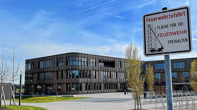 Das Schild vor der Eichendorff-Realschule ist eindeutig: Die Zufahrt muss für Rettungsfahrzeuge freigehalten werden. Doch daran halten ...