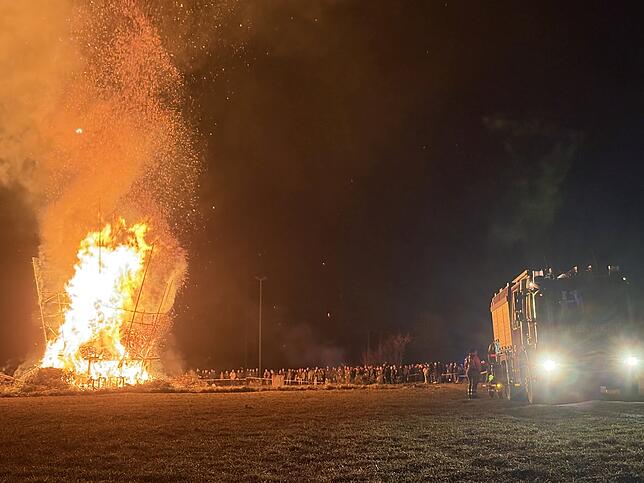 Bild 14: 30 Funkenbuben entfachen 17 Meter hohen Funken in Immenstaad – Ein beeindruckendes Spektakel!