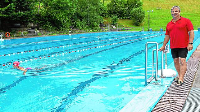 Schwimmmeister Lutz Lorbeer startet am 2. Juni in die Triberger Freibadsaison: Erst bremst Corona die Öffnung, dann brechen die ...