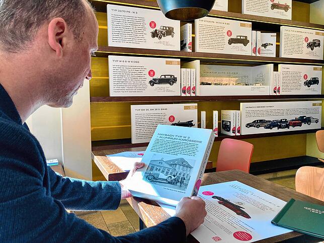 In der Ausstellungswand sind 14 Themenbausteine untergebracht, die viele Informationen über Maybach-Automobile, historische Anekdoten ...