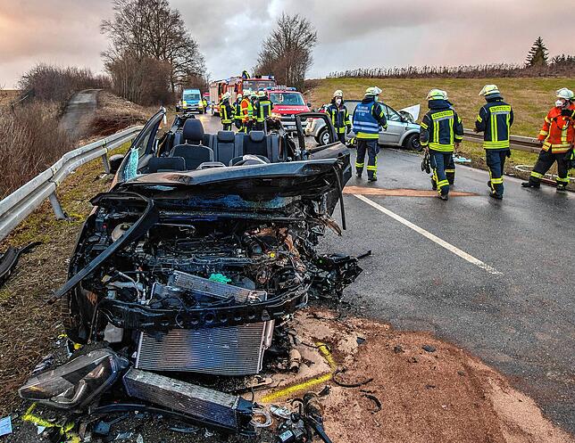 Zwei Autos waren an dem schweren Unfall zwischen Sauldorf und Meßkirch auf Höhe Wackershofen beteiligt.