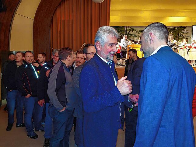 Bild 9: So feiert Mike Biehler seinen Wahlsieg in Görwihl