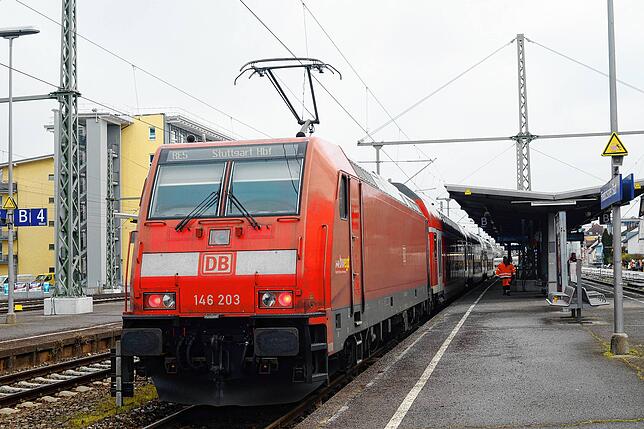 Eine elektrisch betriebene Lok auf dem Stadtbahnhof Friedrichshafen. Die Südbahn vom Bodensee nach Ulm ist bereits seit Ende 2021 ...