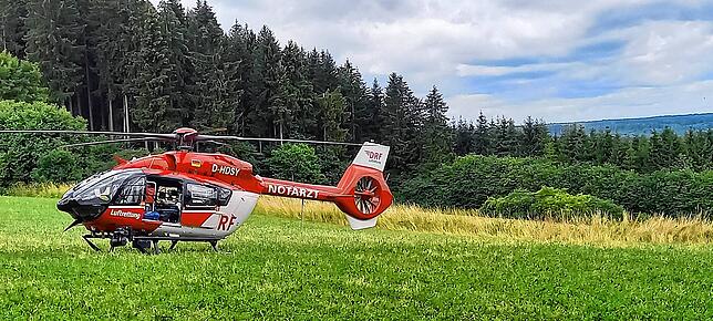 Ein Rettungshubschrauber ist auf der Wiese gelandet.