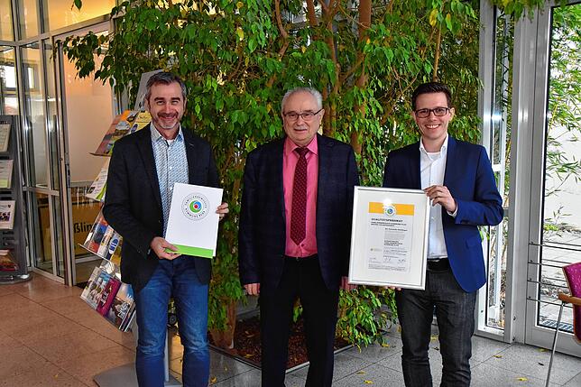 Hauptamtsleiter Roland Schmeh (links) und Bürgermeister Benjamin Mors (rechts) freuten sich sehr, dass Kurt Lacher als Vertreter der ...