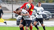 Der FC Königsfeld (Maximilian Lehmann, Mitte) hat sich gegen den SV Geisingen (Luca Arceri) mit 1:0 durchgesetzt.
