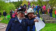 Abteilungskommandant Ernst Laufer (links) bespricht mit einem Feuerwehrmann die nächste Einsatztaktik. Bild: Roland Sprich