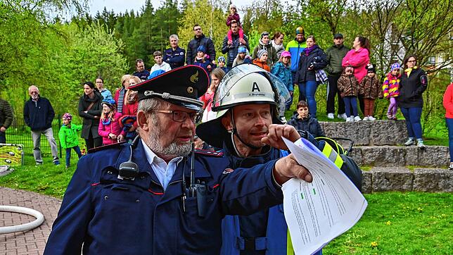 Abteilungskommandant Ernst Laufer (links) bespricht mit einem Feuerwehrmann die nächste Einsatztaktik. Bild: Roland Sprich