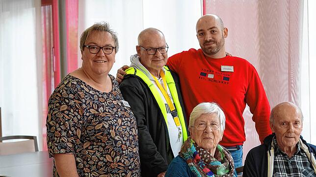 In kleiner Runde blicken Senioren im Singener Emil-Sräga-Haus auf die letzten Jahrzehnte zurück und leisten so ihren Beitrag zum ...