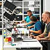 Einblick in die Produktion bei Dialunox (von vorne): Kim Belz, Markus Sobotta und Patrick Zimmermann. Seine Messgeräte in Stockach ...