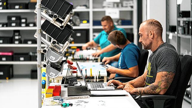 Einblick in die Produktion bei Dialunox (von vorne): Kim Belz, Markus Sobotta und Patrick Zimmermann. Seine Messgeräte in Stockach ...