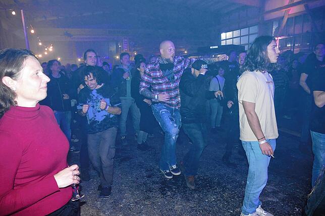 Bild 4: Back to the Future Dust & Bones bieten in der Halle von Holzbau Mäder ein Rockspektakel