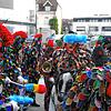 Alles muss blitzen: Die Blätzlebuebe säubern sich in ihrem Putzeifer rasch auch selbst gegenseitig.