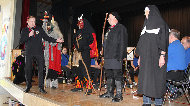 Vorsitzender Julian Wüst stellt dem Gesamtkonvent die Traditionsfiguren der Zimmerer Fasnacht vor, den Höllenhund, den Oberteufel, den ...
