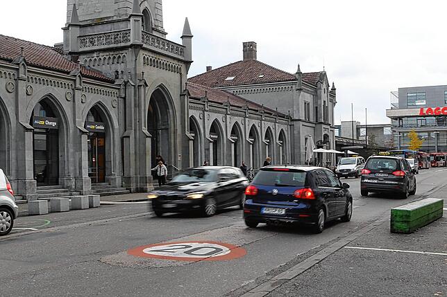 Auf dem provisorisch umgestalteten Bahnhofsplatz werden Autos auf Tempo 20 heruntergebremst. (Archivbild von November 2016)