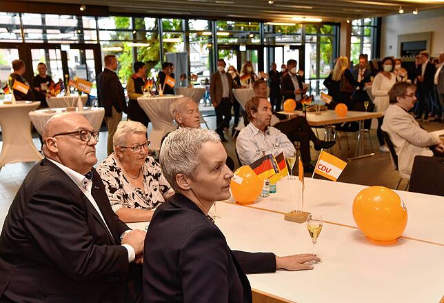 Bild 11: Wahlparty der CDU: Feierstimmung will bei den Christdemokraten nicht aufkommen