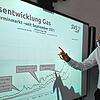 Geschäftsführer Gregor Gregor zeigt, wie sich die Gaspreise seit September 2021 entwickelt haben.