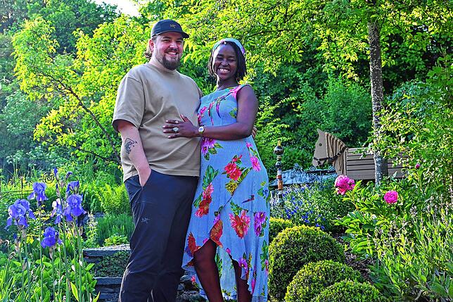 Nick Platzer und seine Freundin Diaka Salena Koroma im Idyll von Klaushausen. Im März kam ihr gemeinsamer Sohn Arri auf die Welt.