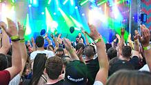 Rapper MoTrip begeistert am Freitag die Menschenmenge und fordert sie zum Mitsingen auf. Er hat bei dem Festival im Bodenseestadion eher ...