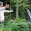 Bildunterschrift:01 und 02:Keltenforscherin Christiane Hammer begrüßt mit weit geöffneten Armen ihren Wasserfall in Hintertodtmoos. ...