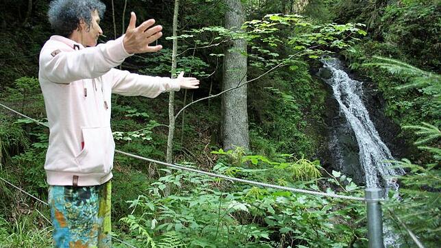 Bildunterschrift:01 und 02:Keltenforscherin Christiane Hammer begrüßt mit weit geöffneten Armen ihren Wasserfall in Hintertodtmoos. ...