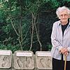 Maria Beig neben Fußabdrücken von Martin Walser, Arnold Stadler und sich selbst auf dem Höchsten im Linzgau. Bild: Kulturbüro FN