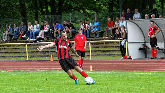 Zum Stadtrivalen: Veselin Radic, hier noch im Dress des FC 08 Bad Säckingen, hat es zum SV Obersäckingen gezogen, für den er schon ...