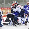 Beim Spiel zwischen Schwenningen und München ging es phasenweise ordentlich zur Sache. Hier werden die Streithähne von den Referess ...