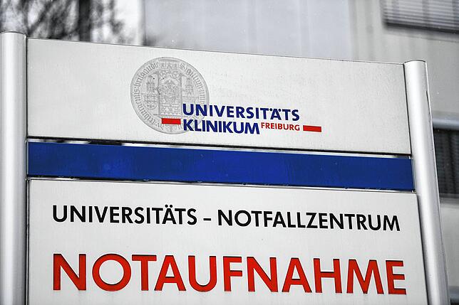Ein Schild mit der Aufschrift „Universitätsklinikum Freiburg und Notaufnahme“ steht vor einem Gebäude. Die Intensivstation ...