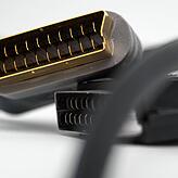 Wer noch ein Scart-Kabel vom Receiver in den Fernseher steckt, bekommt trotz HD-Empfang nur geringe Auflösung zu sehen. Bild: dpa